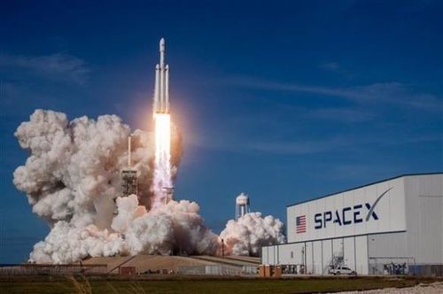 马斯克与SpaceX团队：航天革命的引领者