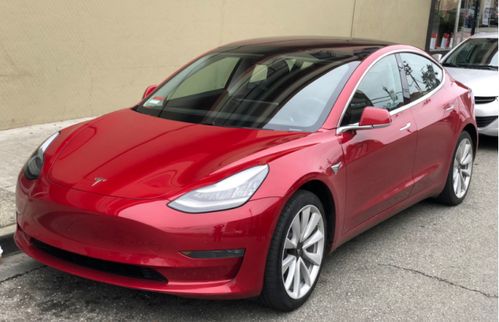 特斯拉Model 3：颠覆传统的电动先锋