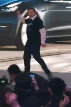 马斯克尬舞视频背后的商业密码：从娱乐到营销的巧妙转化